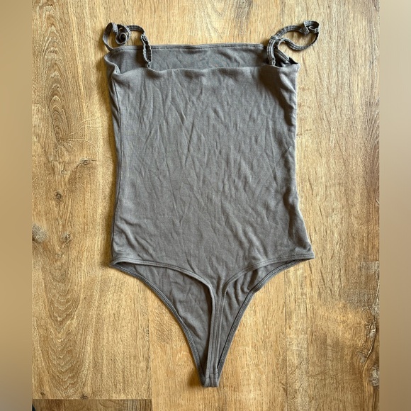 Aritzia Sunday Best ribbed bodysuit / size S / taupe - Picture 5 of 10